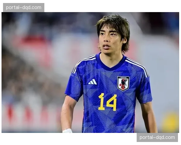 特写：兰斯老将伊东纯也打入绝杀点球后，跑向客队看台庆祝