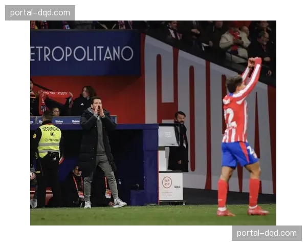 战术板：西蒙尼的5-3-2阵型如何限制住了巴萨的进攻群